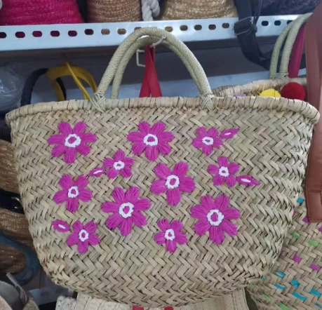 Luonnollinen olkipussi kukkakierroksella