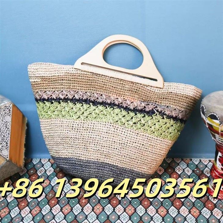 Raffia -käsilaukku puisilla kahvoilla