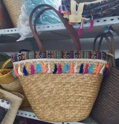 Värikäs tupsut vehnä naiset olkilaukku