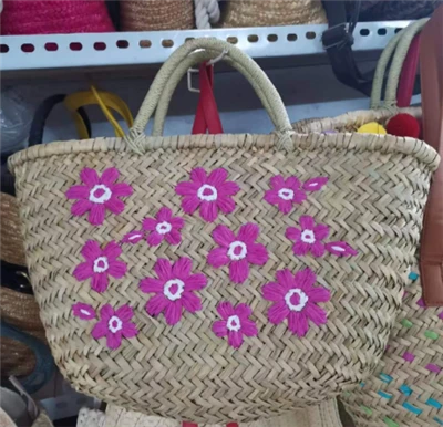 Luonnollinen olkipussi kukkakierroksella