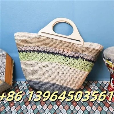 Raffia -käsilaukku puisilla kahvoilla