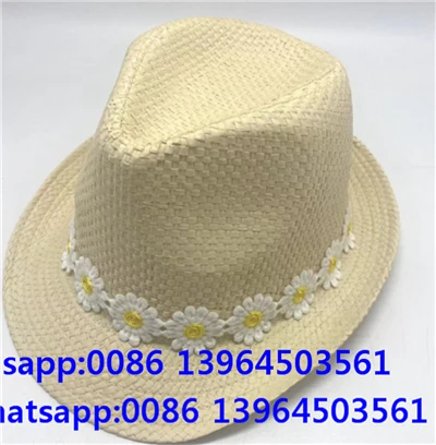 Fedora hattu pienellä kukalla