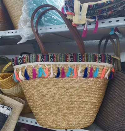 Värikäs tupsut vehnä naiset olkilaukku